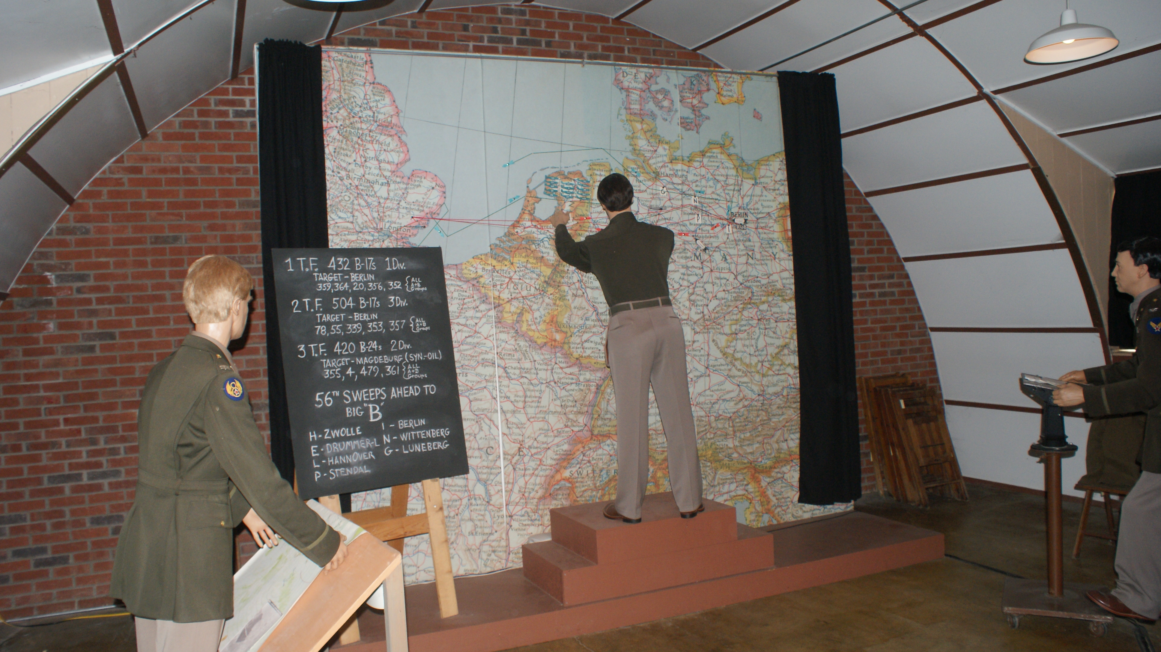 20150715 USAF Museum WW2 8th Air Force Quonset Hut (23)